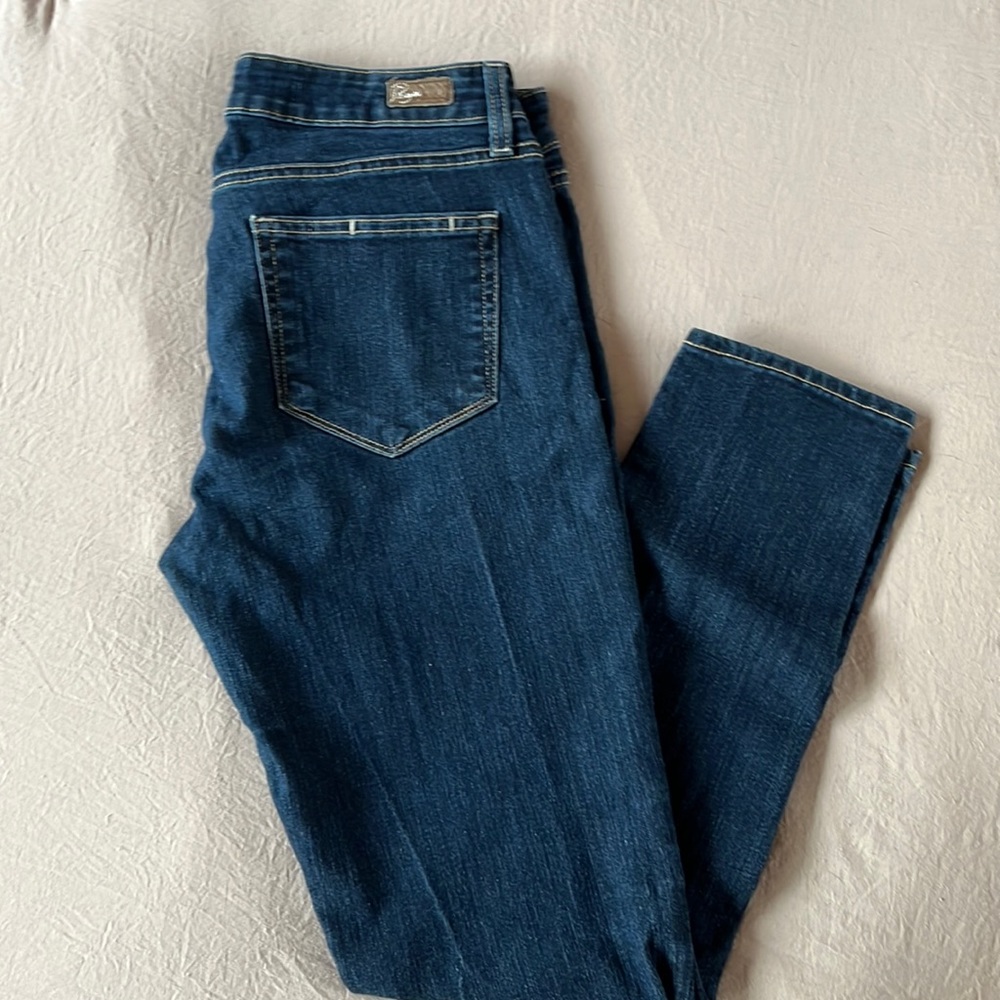 Lower rise Paige jeans that fit more like a 28-29 than a 30. Great jeans